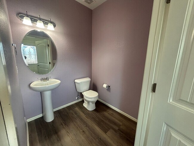 Building Photo - 3 Bed 3 bath Town Home in 80910!