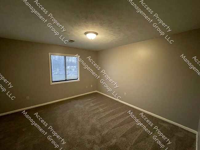 Building Photo - 2 Bedroom Townhome Downtown Rockford!