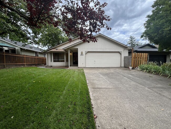 Foto del edificio - Comfortable Single-Level Living in Southwest Portland with Vaulted Ceilings, Spacious Backyard & ...