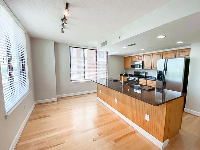 Building Photo - Luxurious 2 Bed 2.5 Bath Condo In Sought A...