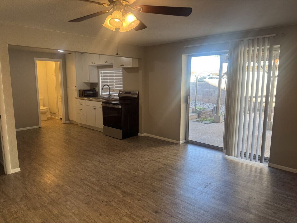 Foto del edificio - Amazing Brick Home Walk-Out Basement Apartment