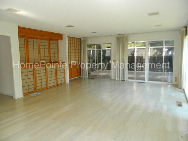 Building Photo - 6390 S Land Park Dr