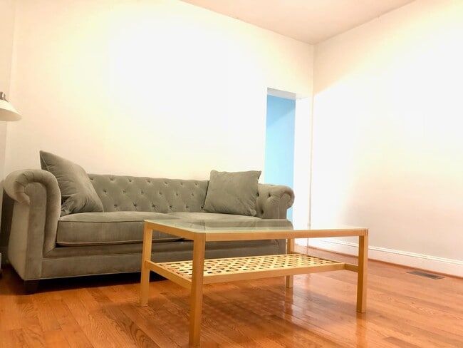 Building Photo - Lovely 2-Bedroom Townhouse in Historic Ger...