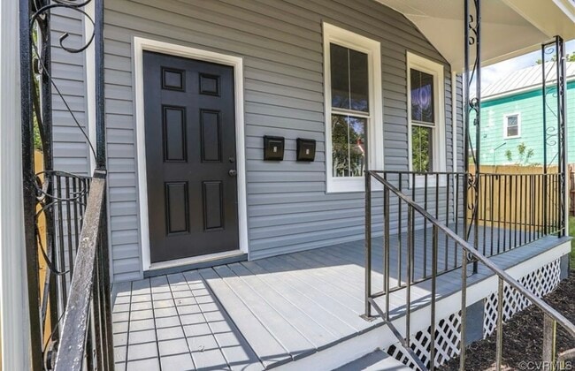 Building Photo - 727 E Gladstone Ave