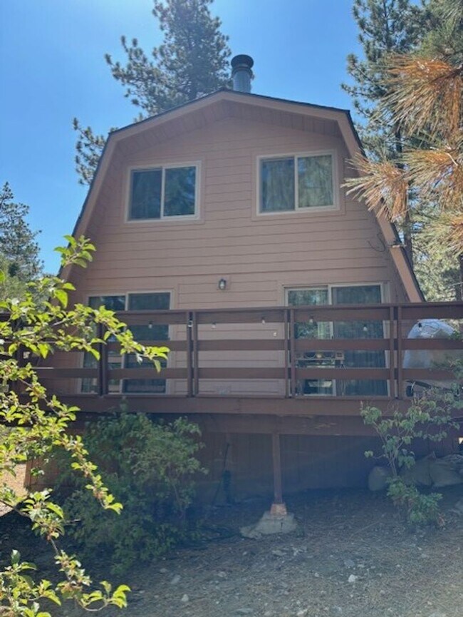 Foto del edificio - Charming Mountain Retreat with Loft & Scenic Deck in Pine Mountain Club