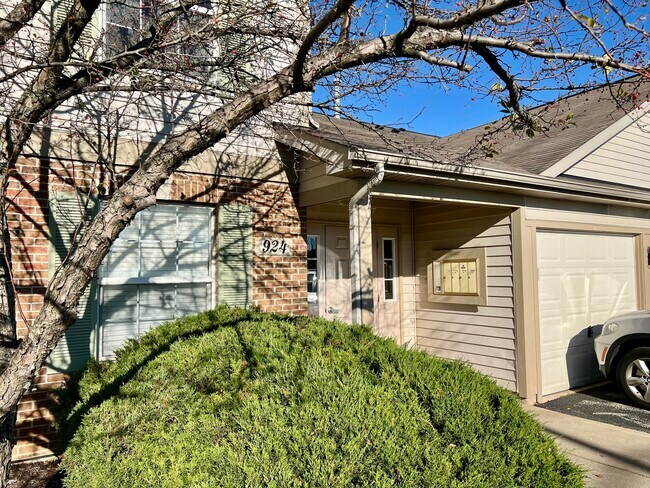 Building Photo - 924 N Village Dr