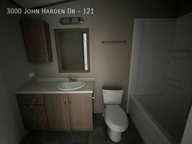 Foto del edificio - 3000 John Harden Dr