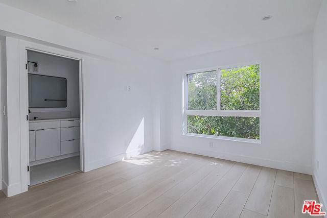 Foto del edificio - 11810 Gilmore St