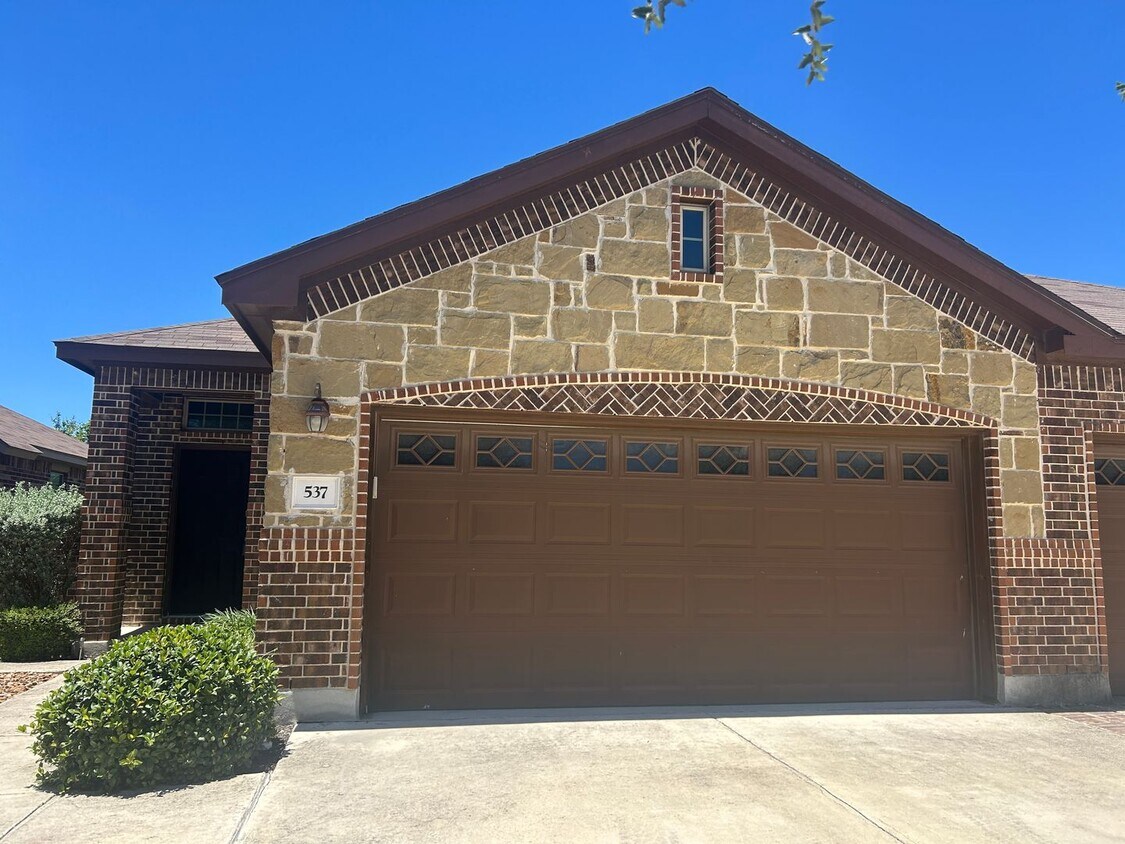 Primary Photo - 2 Weeks Free Rent /3/2/2 Duplex Close to C...