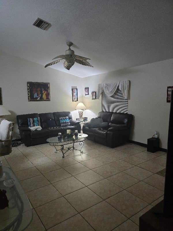 Foto del edificio - 17351 Metcalf Ave