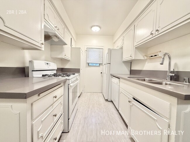 Building Photo - 1221 Amherst Ave