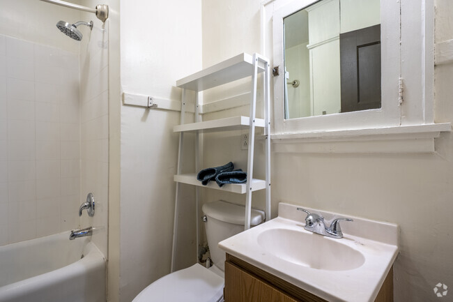 2BR, 1BA - 900SF - Bathroom - Arboretum Arms