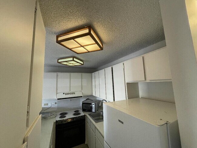 Building Photo - FOUR PADDLE 1/1/1 sec, central A/C, W/D, l...