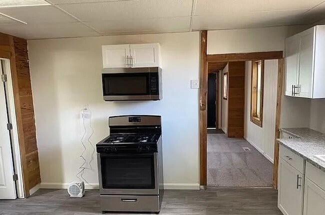 Building Photo - 2 Bedroom 1 Bath with W/D Hook Ups!