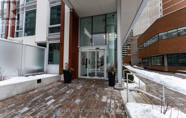 Photo du bâtiment - 33 Helendale Ave