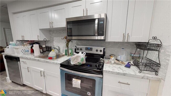 Building Photo - 1721 SW 11th Ct, B