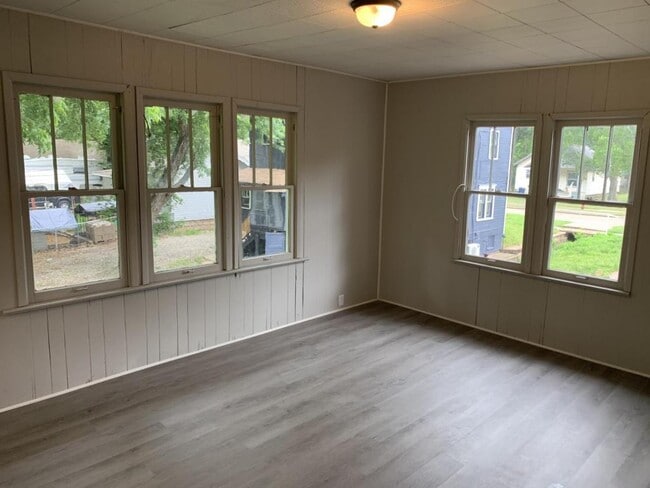 Building Photo - 139 1/2 S. Lowry