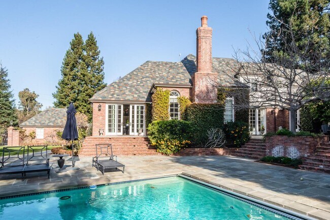 Building Photo - 25500 Burke Ln