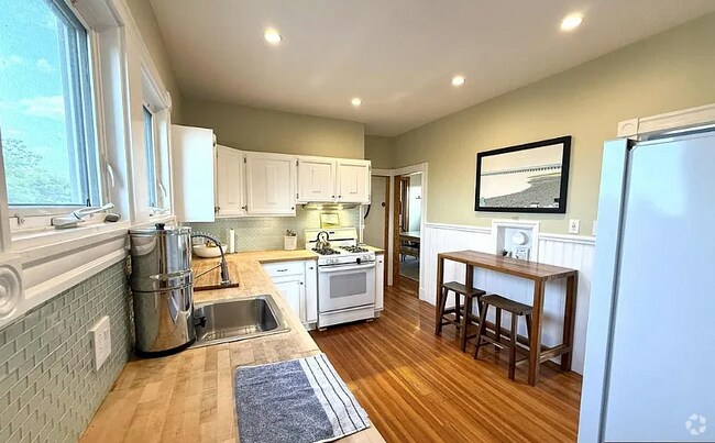 Building Photo - 14 Saint Martin St