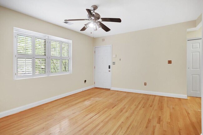 Foto del edificio - Trendy Two Bedroom in Trinidad! - Street P...