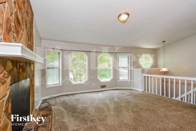 Foto del edificio - 2218 Lowtrail Ct