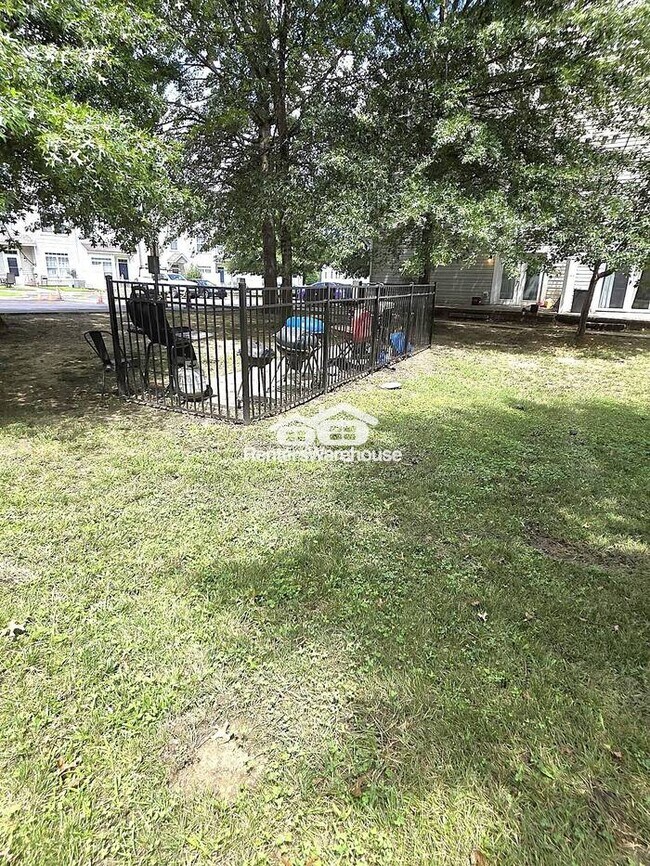 Building Photo - Great 3-bedroom End Unit!