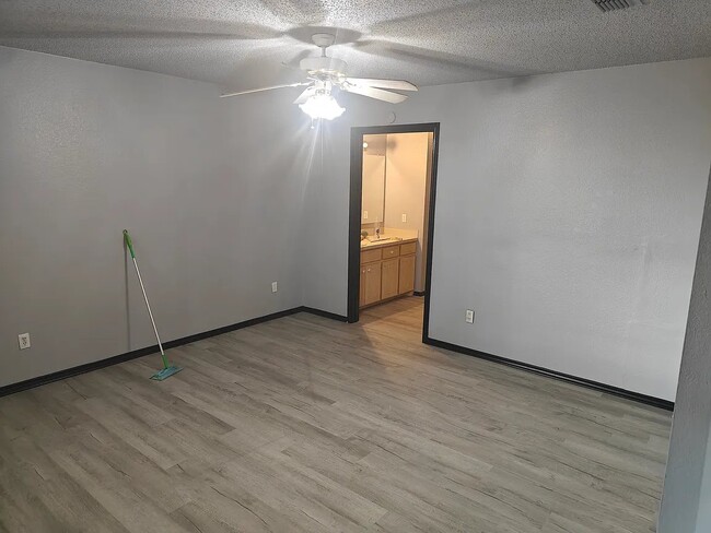 Building Photo - 1040 Iola Ave