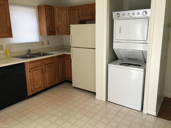 Building Photo - 2 br, 1 bath Apartment - 98 Plaza Court