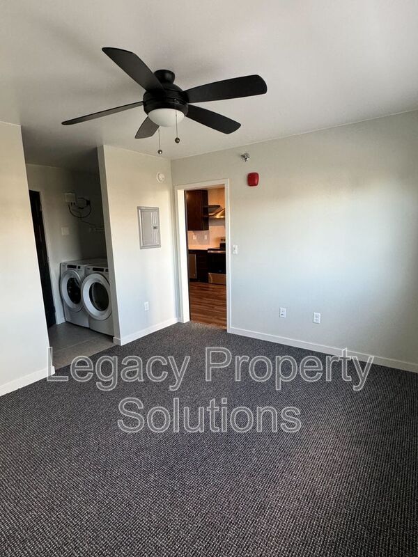 Building Photo - 202 E Greenfield Ln