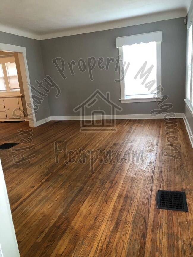 Building Photo - New on The Market....located minutes from ...