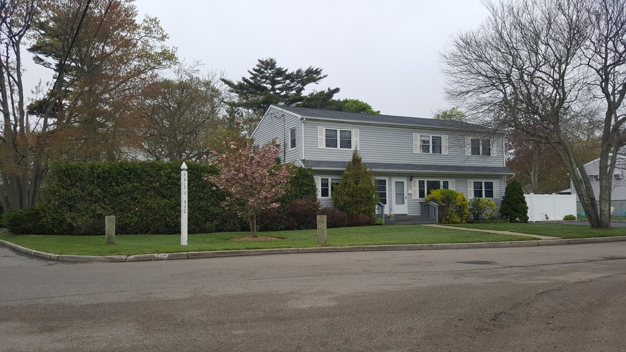 10 Ralph Ave, Babylon, NY 11702 Apartments in Babylon, NY