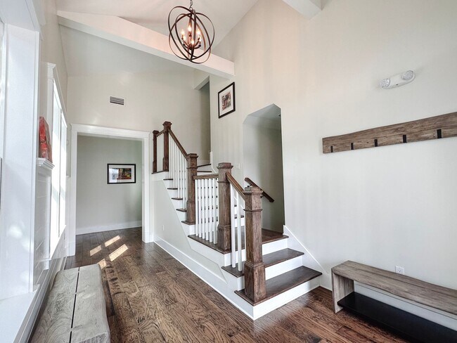 Foto del edificio - New, exclusive 3200 sq ft 4 bedroom/3.5bat...