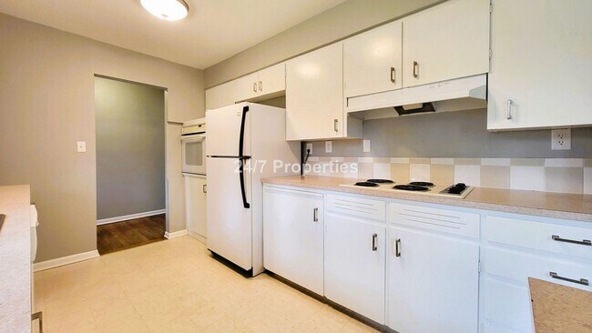 Building Photo - Vintage Ranch - 3 BD | 2 BA - Large fully ...