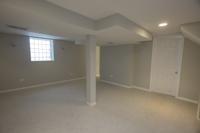 Building Photo - 4556 N Harding Ave