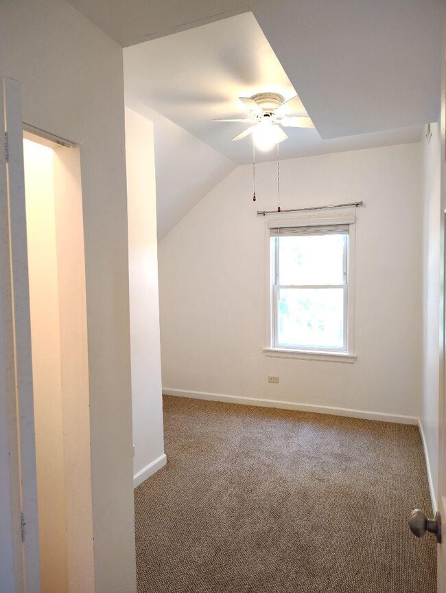 Building Photo - 2516 W Lyndale St