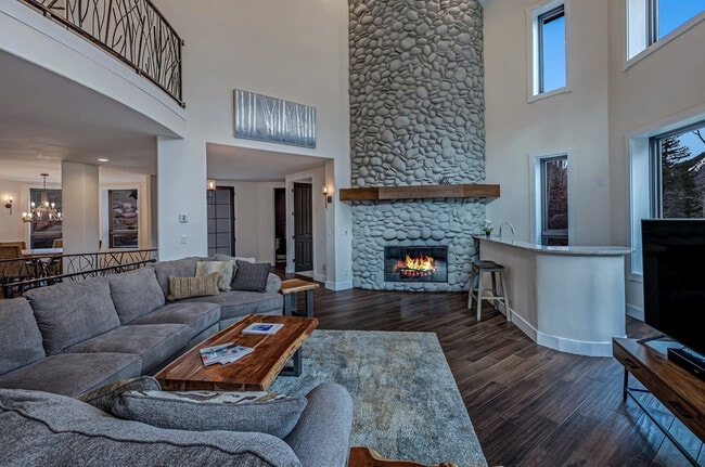 Building Photo - 50 N River Rd