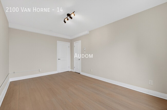 Building Photo - 2100 Av. Van Horne