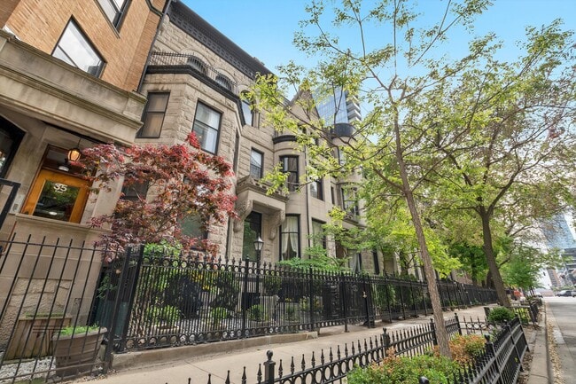 Exterior - 33 E Division St