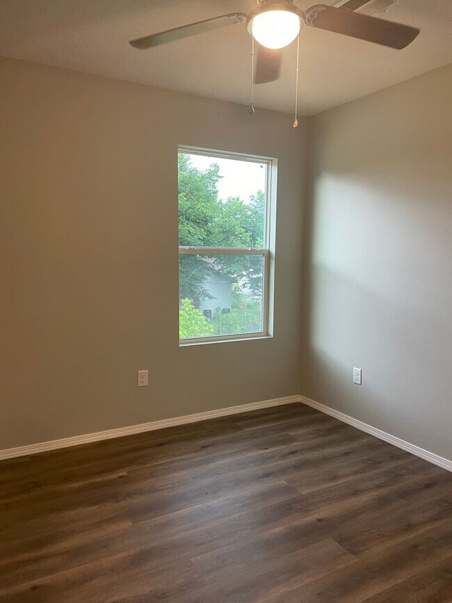 Building Photo - 801 N Nettleton Ave