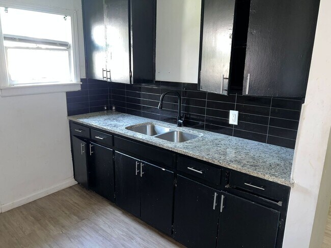 Foto del edificio - For Rent: Charming 1 Bed / 1 Bath Duplex w...