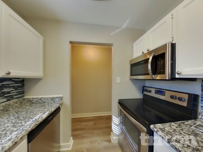 Foto del edificio - 921 Loganwood Dr