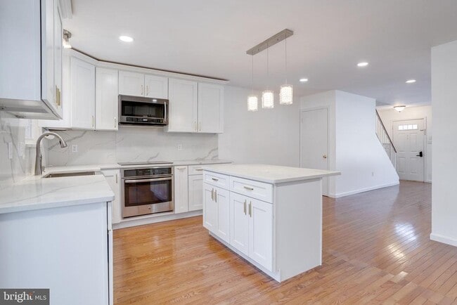 Foto del edificio - 5809 Waterdale Ct