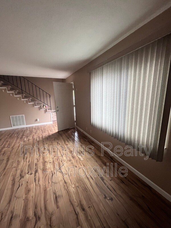 Foto del edificio - 405 Iroquois Ln