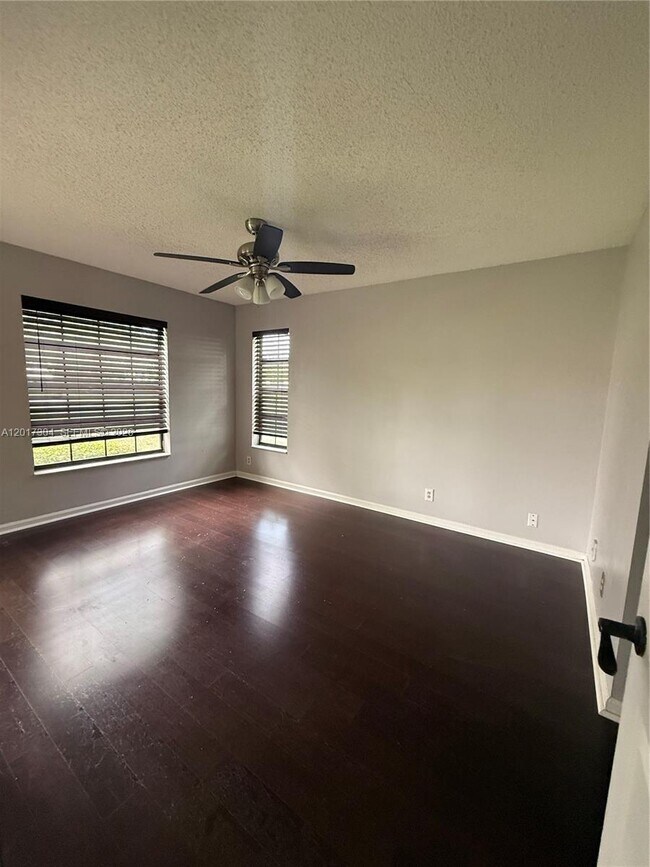Foto del edificio - 301 Olivewood Pl