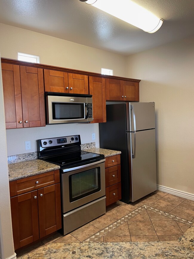 Granite Counter tops - Stainless Steel Appliances - 13700 N Fountain Hills Blvd