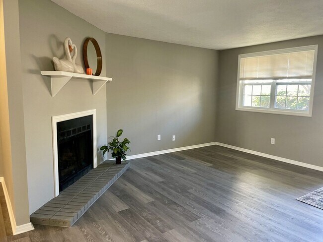 Foto del edificio - Luxury 2 bed condo, end-unit in a great location.  Updated kitchen and bathrooms and private patio