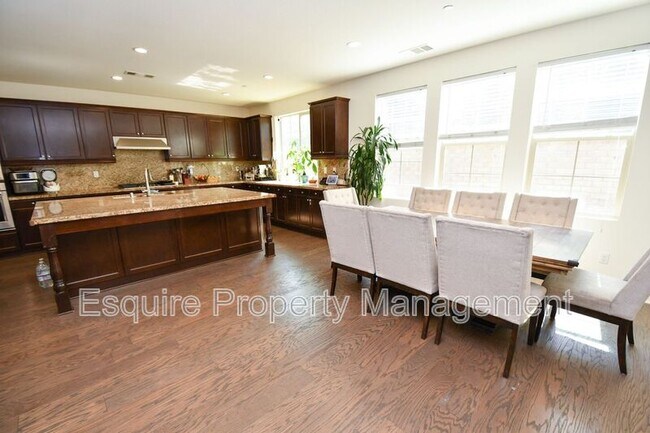 Foto del edificio - 527 Elm Cottage Ct