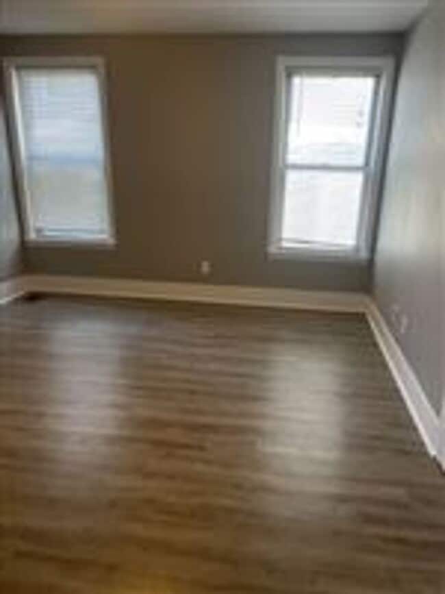 Foto del edificio - 875 E 2nd St