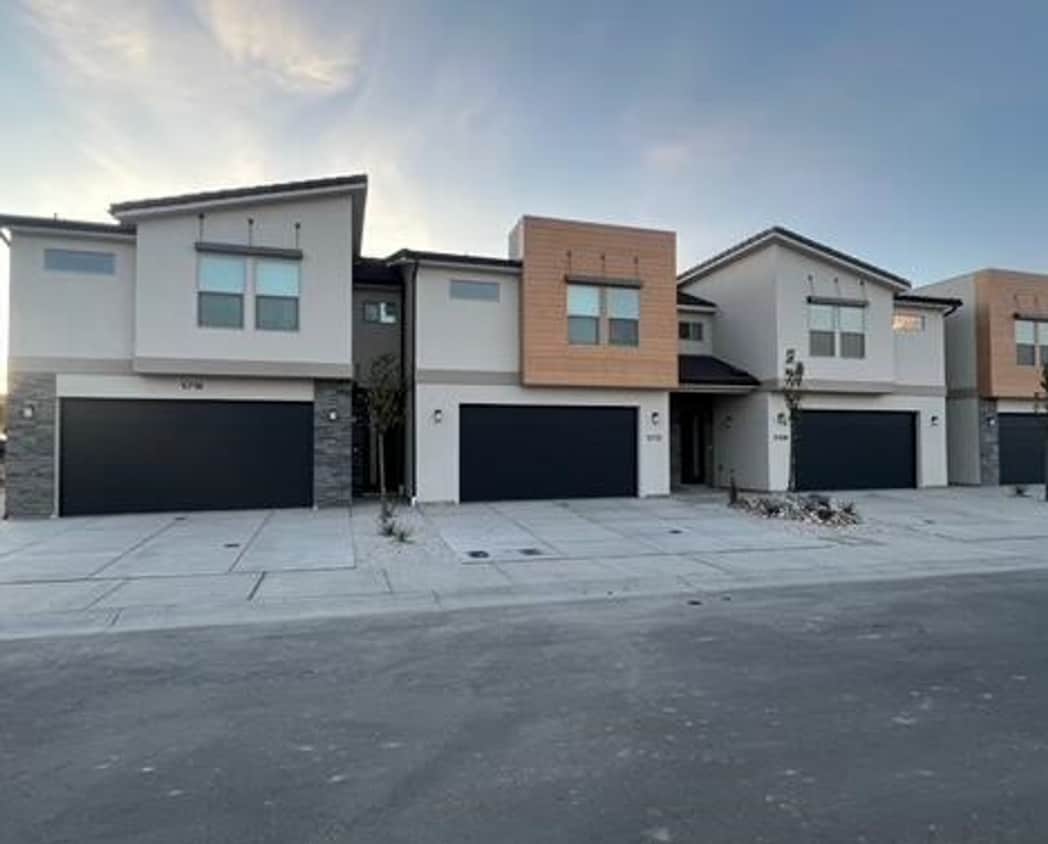 Primary Photo - Like New South Desert Townhome!