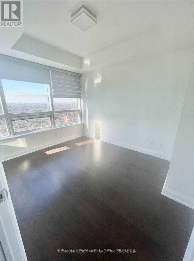 Photo du bâtiment - 5 Sheppard Ave E